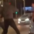 Brutalna tuča nasred bulevara: Dvojica muškaraca se pesniče i šutiraju, dok oko njih prolaze automobili (video)