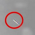 Iranska raketa proletela tik pored izraelskog ratnog aviona! Dramatičan snimak na nebu tokom bombardovanja Teherana, reakcija…