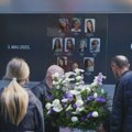 Članovi porodica žrtava masovnog ubistva u OŠ "Vladislav Ribnikar" odaju poštu nastradalima