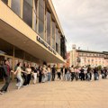 Gimnazijalci sjajnom žurkom proslavili kraj školske godine. Kolce se igra u centru grada: "Meni srce prosto zaigra od miline…