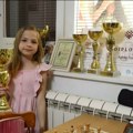 (Video) Ona je ponos Srbije! Kalina iz Apatina nema konkurenciju u šahu. Prvi trofej joj je bio paket slatkiša, a sada ide po…