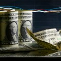 Prezadužena Amerika izgubila poverenje investitora, dolar se sve više manje ceni
