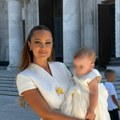 (Foto) Aleksandra Prijović na krštenju ćerke Arije u haljini svetskog dizajnera: Uz sve to bele štikle, blista od sreće i u…
