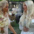 Samo su mladoženje različite: Dea Đurđević i Jelena Jovičić juče pravile svadbu, dekoracija ista ko jaje jajetu: Zlato i…