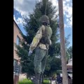 Marketing zvani boleština: Obesio "ruskog vojnika" ispred kafića (video)