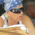 (Foto) marama na glavi i skupe naočare: Mirjana Karanović neprepoznatljiva u Crnoj Gori: Vozi ovu mašinu, a evo ko joj pravi…