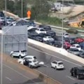 Horor na autoputu u SAD Zakucao se kamionom u masu vozila, pa oteo Hitnu pomoć i nastavio da divlja! (video)