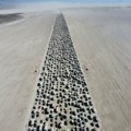 Nestvarne fotke iz pustinje - 64.000 ljudi u koloni! Gušili se u blatu, ostali na cedilu, a sada krenuli u istom pravcu