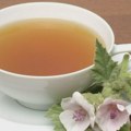 Zaboravljeni čaj koji smiruje kašalj i ublažava bol u grlu: Pravi se sa hladnom vodom