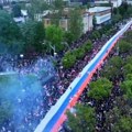 Veličanstven prizor Na mitingu "Srpska te zove": Razvijena trobojka duga 500 metara (VIDEO)