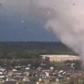 Razoran tornado pogodio američku državu! Rušio sve pred sobom, kuće uništene, jedna osoba tragično nastradala! (video)