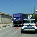 Delovi vozila rasuti po putu: Sudar kamiona i auta u Čačku (foto)