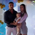Tara Simov u zagrljaju Danila proslavlja sinu prvi rođendan! Bogata dekoracija i torta izlepljena dolarima