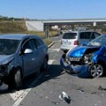 Automobili smrskani, srča rasuta po putu: Sudar na skretanju ka Jajincima, stvara se gužva (foto)