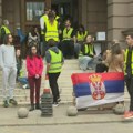 Studenti u blokadi: Umalo pregaženo četvoro studenata ispred niškog Univerziteta