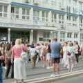 Okačeno obaveštenje na vrata VIŠER-a o zabrani ulaska zbog nehigijenskih uslova i poplave, studenti demantuju