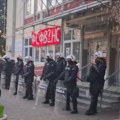 Policija ispred DIF-a u Novom Sadu: Studenti tvrde da je dekan Drid „sa nepoznatim licima“ ušao na fakultet