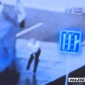 Pogledajte novi snimak napada ispred Skupštine Srbije: Ulazi u šator sa kantom benzina, a onda puca u čoveka