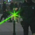 (VIDEO) Žene iz Ćacilenda laserom provocirale okupljene oko Dijane Hrke