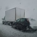 Evakuisano 20 osoba! Na "Milošu Velikom" automobili stoje, vanredna situacija zbog snega u brojnim opštinama u Srbiji, mnogi…