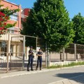 Hitna evakuacija na Novom Beogradu: Dojava o bombi u OŠ „Dragan Lukić”, deca izvedena iz škole!