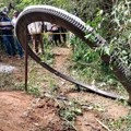 (Foto) Metalni prsten od 500 kg pao na selo, meštani u šoku gledali kako se obrušava sa neba, a onda su potvrđene sumnje
