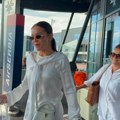 Ovo je Breskvicina majka, stigla u Beograd sa ćerkom: Blistaju u belom, ona na ramenu nosi skupi komad