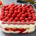 Jednostavna voćna torta sa piškotama, recept za osvežavajući desert