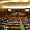Konstitutivna sednica Skupštine Kosova prekinuta i odložena na Kurtijev zahtev: Pravnici upozoravaju na neustavnu blokadu