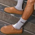 UGG ima novu marketinšku formulu: Zvezde izgledaju kao da su upravo ustale iz kreveta Reebok Classic postaje mule i papuča…