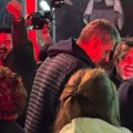 Legenda Zvezde slavi pobedu studenata na Slaviji, pevao „Ko ne skače, taj je ćaci“!