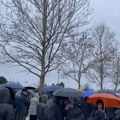 "Niko ne bira kada će otići, sve je volja božija": Suze, bol i tuga na sahrani Dejana Milojevića: Sveštenik održao…