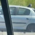 Teška saobraćajna nesreća NA milošu velikom kod Uba: Auto se silovito zakucao u bankinu, delovi svuda po auto-putu (video)