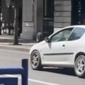 Ode točak! Ovakav prizor retko se viđa: Čoveku odleteo točak usred vožnje u blizini hotela Moskva (video)