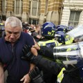 Više od 100 ljudi uhapšeno u Londonu na demonstracijama zbog napada nožem na decu u Sautportu