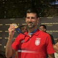 (Video) Novak Đoković prvi stigao na žurku: Teniser sa suprugom Jelenom došao u crnom džipu i ljubi zlatnu medalju, ona…