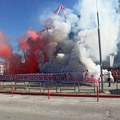 Delije upalile dimove ispred stadiona Olimpijakosa, pa istakle dve parole, jednu za Grke, drugu za zvezdaše