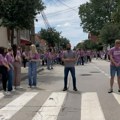 Muškarac mahao sekirom tokom odavanja počasti za nastradale pod nadstrešnicom