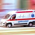 Automobil sleteo sa puta i udario u dve bandere: Četvoro povređenih u teškoj saobraćajnoj nesreći kod Laćarka