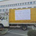 Na žuti kamion parkiran u blizini šatora građani okačili transparent "Pokrajinska vlada stoji uz Jaćimovića"