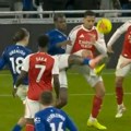 VAR ponovo izazvao haos u borbi za titulu Premijer lige: Arsenal ostao prvi posle kontroverzne odluke sudije