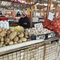 Cene na pijacama: Beli luk do 1.000 dinara, krastavci i do 200, evo koliko košta povrće u Sremu
