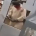 (Video) Pokušao da obije mesaru, ali vrata nisu popustila: Urnebesan snimak iz okoline Lazarevca: Lopov s fantomkom odustao od…