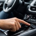 Vozačima se savetuje da pritisnu jedno dugme u automobilu - može smanjiti potrošnju goriva
