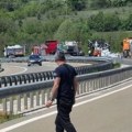(Foto) Obustavljen saobraćaj na autoputu kod Pirota Stvorile se dugačke kolone, buknuo požar na kamionu: Policija dojurila na…