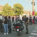 Dva skupa u centru Dobanovaca: Podrška studentu čija je kuća vandalizovana, policija i aktivisti SNS-a