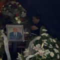Mala Cana slomljena na sahrani Andrije Bajića: Nije se pozdravila sa ćerkama, stoji sa druge strane kovčega