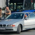Ova dva frajera rade punom parom: Evo koga smo danas zatekli na aerodromu u Beogradu, pevač podigao kofer, a mišići na njemu…