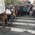 Шеснаест белих ружа и тишина код Правног факултета у Београду у почаст погинулима у Новом Саду