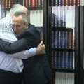 Ambasador Palestine došao kod Šešelja Lider radikala odmah ogrnuo palestinski šal koji je dobio na poklon (video)
